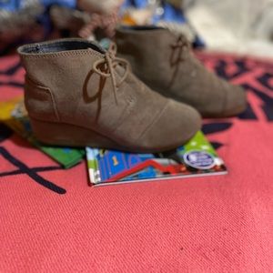 Toms wedge heel shoe in great condition. So cute!!